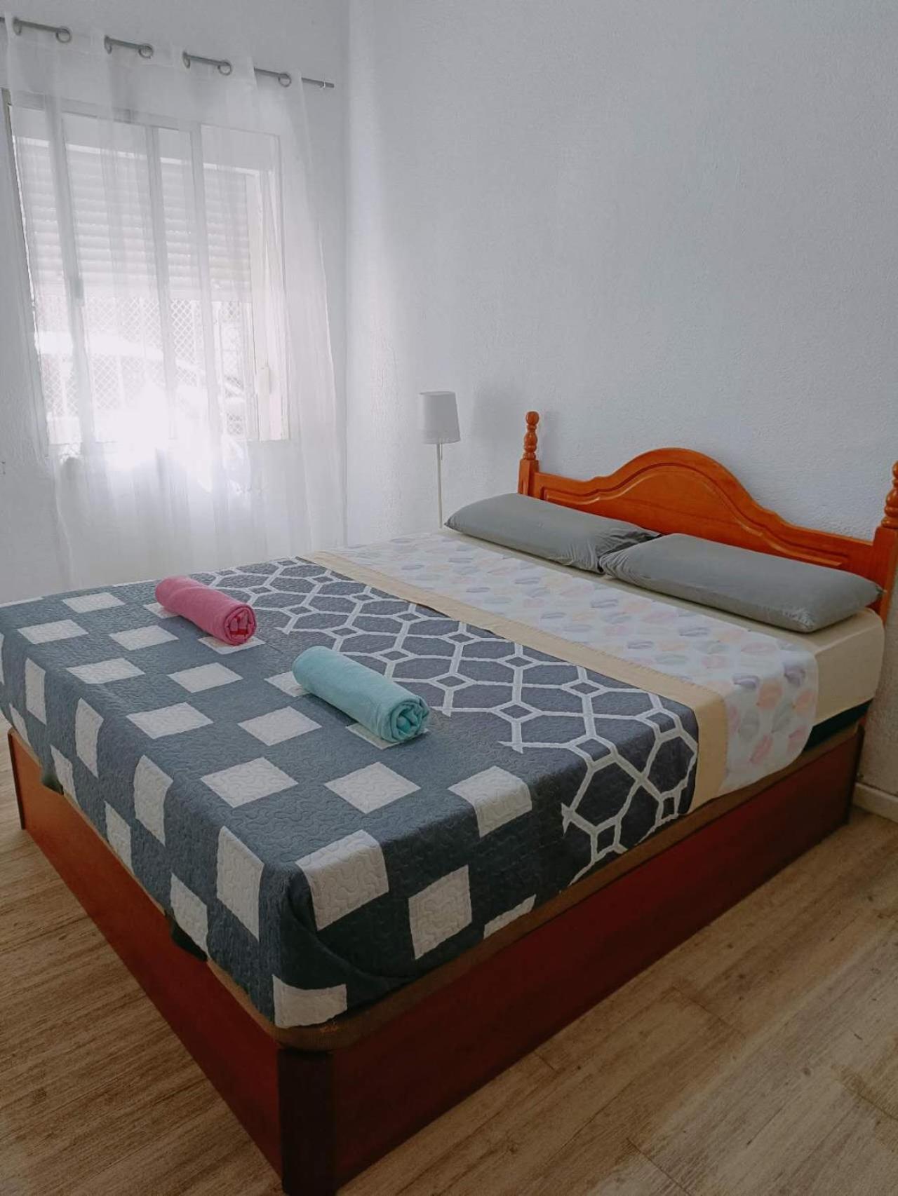 8 Mins Walk To Train Station Low Cost Youth Hostel Севилья Экстерьер фото